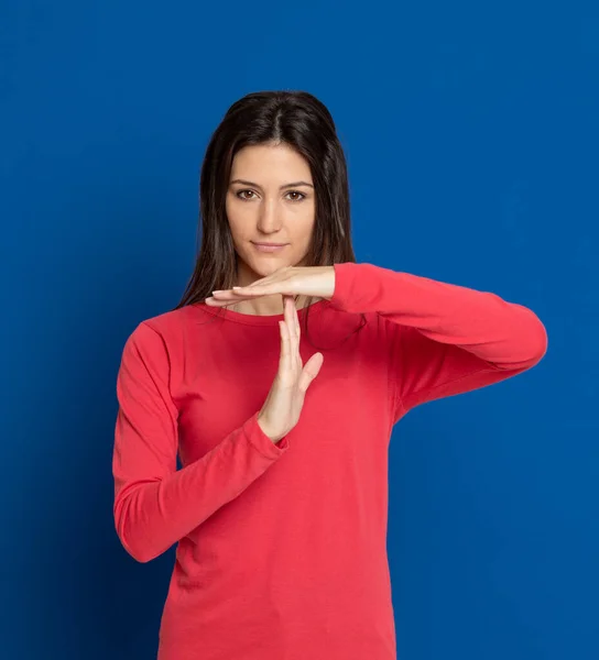 Brunette Jeune Femme Portant Shirt Rouge Sur Fond Bleu — Photo