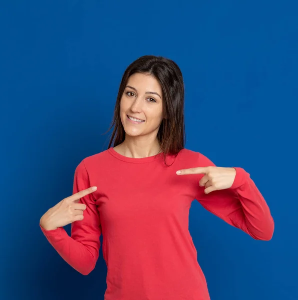 Morena Jovem Mulher Vestindo Uma Camiseta Vermelha Fundo Azul — Fotografia de Stock