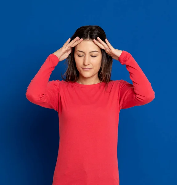 Morena Jovem Mulher Vestindo Uma Camiseta Vermelha Fundo Azul — Fotografia de Stock