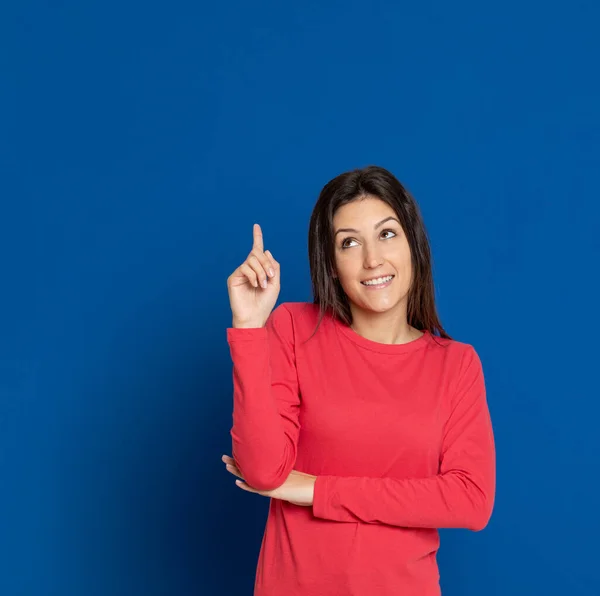 Brunette Jonge Vrouw Draagt Een Rood Shirt Een Blauwe Achtergrond — Stockfoto