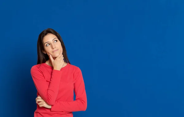 Morena Jovem Mulher Vestindo Uma Camiseta Vermelha Fundo Azul — Fotografia de Stock