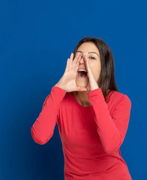 Mujer Joven Morena Con Una Camiseta Roja Sobre Fondo Azul — Foto de Stock