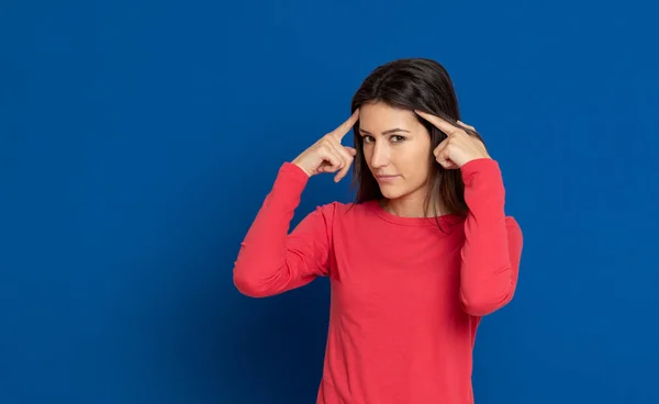 Morena Jovem Mulher Vestindo Uma Camiseta Vermelha Fundo Azul — Fotografia de Stock