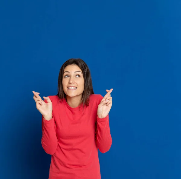 Brunette Jonge Vrouw Draagt Een Rood Shirt Een Blauwe Achtergrond — Stockfoto