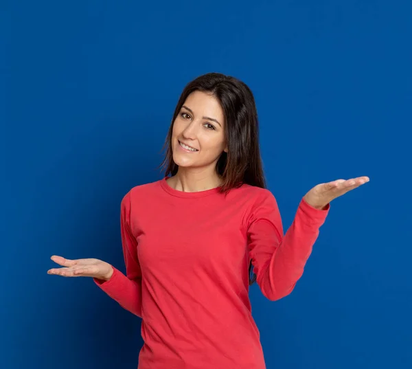 Brunette Jonge Vrouw Draagt Een Rood Shirt Een Blauwe Achtergrond — Stockfoto