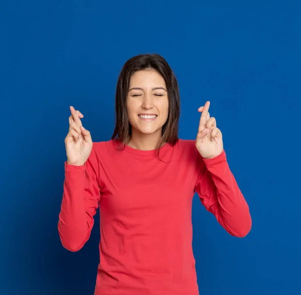 Mujer Joven Morena Con Una Camiseta Roja Sobre Fondo Azul —  Fotos de Stock