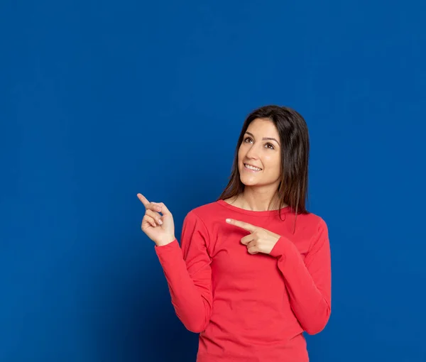 Mujer Joven Morena Con Una Camiseta Roja Sobre Fondo Azul —  Fotos de Stock