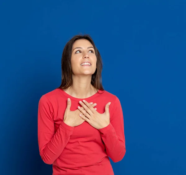 Mujer Joven Morena Con Una Camiseta Roja Sobre Fondo Azul — Foto de Stock