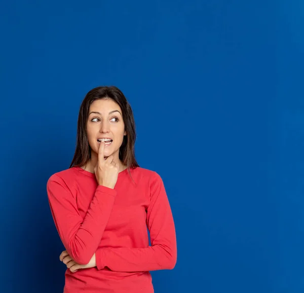 Brunette Ung Kvinne Med Rød Skjorte Blå Bakgrunn – stockfoto