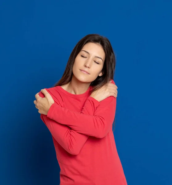 Morena Jovem Mulher Vestindo Uma Camiseta Vermelha Fundo Azul — Fotografia de Stock