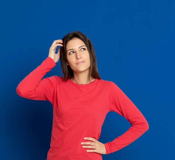 Bruna Giovane Donna Che Indossa Una Maglietta Rossa Uno Sfondo — Foto Stock