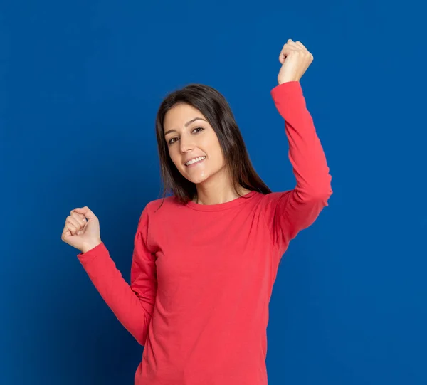 Morena Jovem Mulher Vestindo Uma Camiseta Vermelha Fundo Azul — Fotografia de Stock