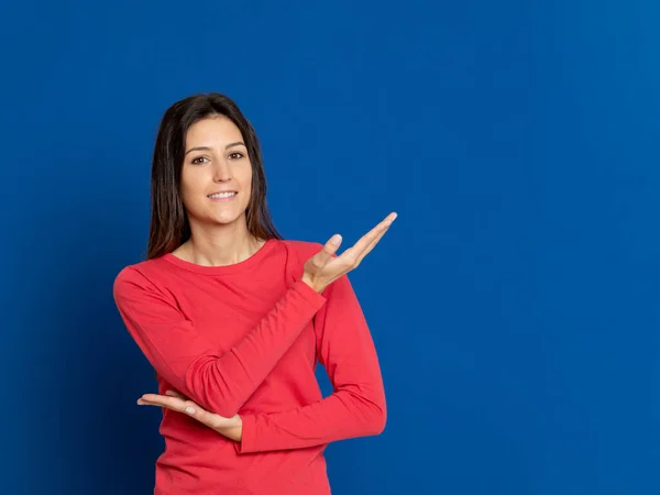 Morena Jovem Mulher Vestindo Uma Camiseta Vermelha Fundo Azul — Fotografia de Stock