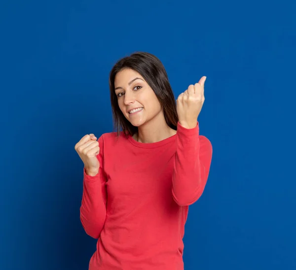 Brunette Jonge Vrouw Draagt Een Rood Shirt Een Blauwe Achtergrond — Stockfoto