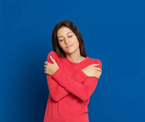 Mujer Joven Morena Con Una Camiseta Roja Sobre Fondo Azul — Foto de Stock