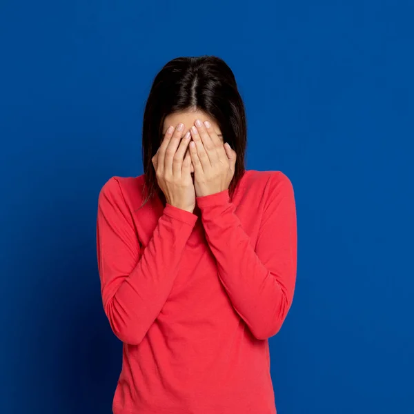 Brunette Young Woman Wearing Red Shirt Blue Background — Stock Photo, Image