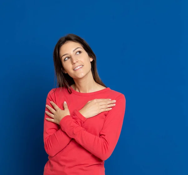 Mujer Joven Morena Con Una Camiseta Roja Sobre Fondo Azul — Foto de Stock