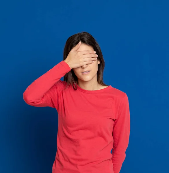 Brunette Jeune Femme Portant Shirt Rouge Sur Fond Bleu — Photo