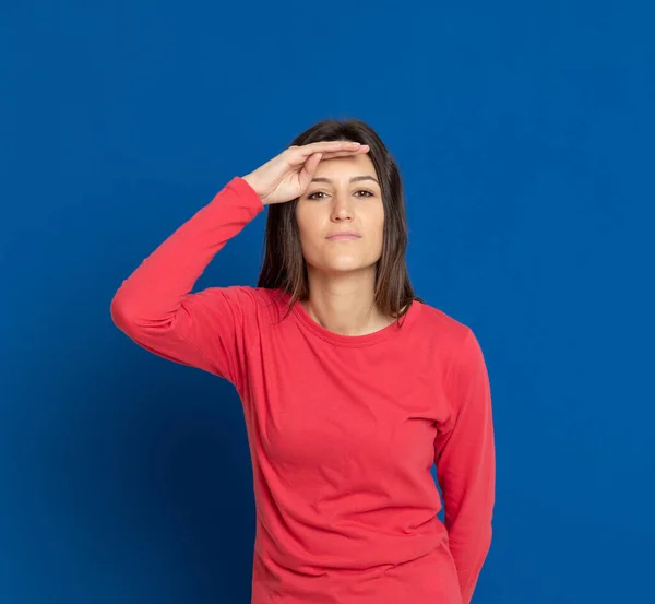 Brunette Jonge Vrouw Draagt Een Rood Shirt Een Blauwe Achtergrond — Stockfoto