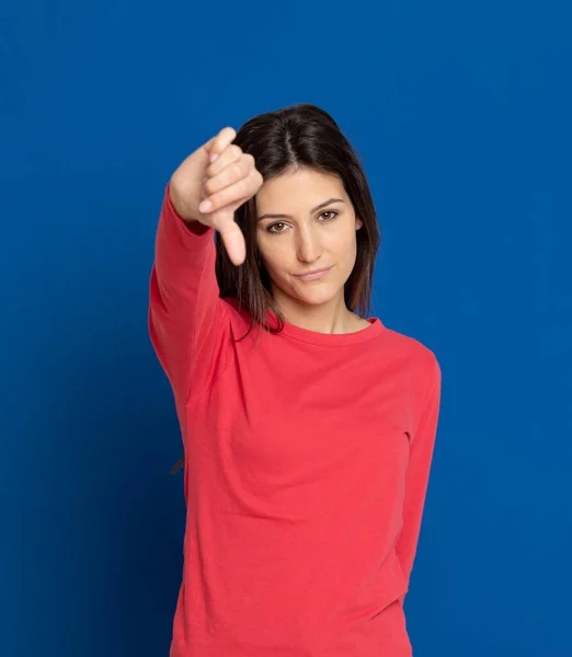 Brunette Jonge Vrouw Draagt Een Rood Shirt Een Blauwe Achtergrond — Stockfoto