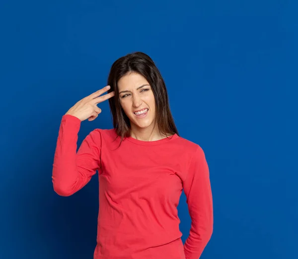 Morena Jovem Mulher Vestindo Uma Camiseta Vermelha Fundo Azul — Fotografia de Stock