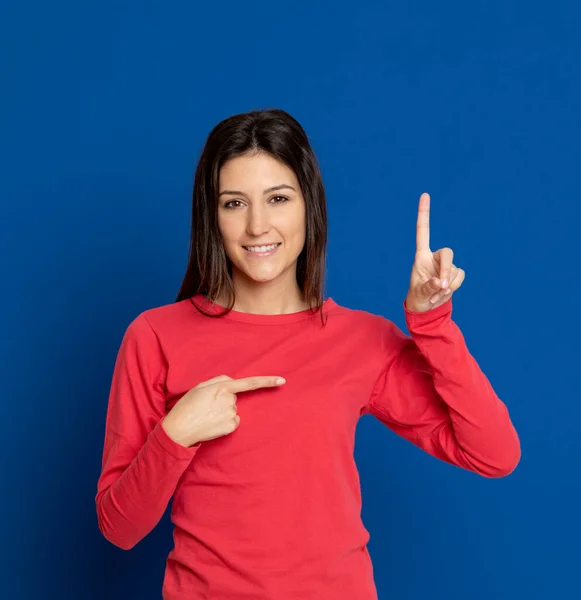 Mujer Joven Morena Con Una Camiseta Roja Sobre Fondo Azul —  Fotos de Stock