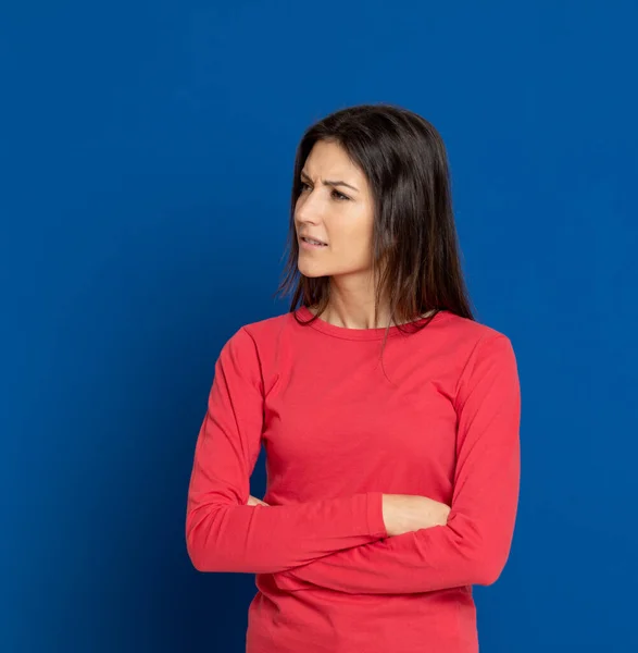 Brünette Junge Frau Mit Rotem Shirt Auf Blauem Hintergrund — Stockfoto