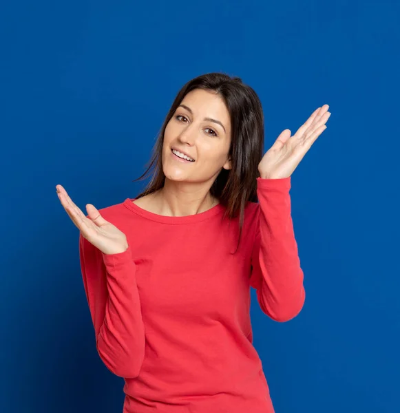 Morena Jovem Mulher Vestindo Uma Camiseta Vermelha Fundo Azul — Fotografia de Stock