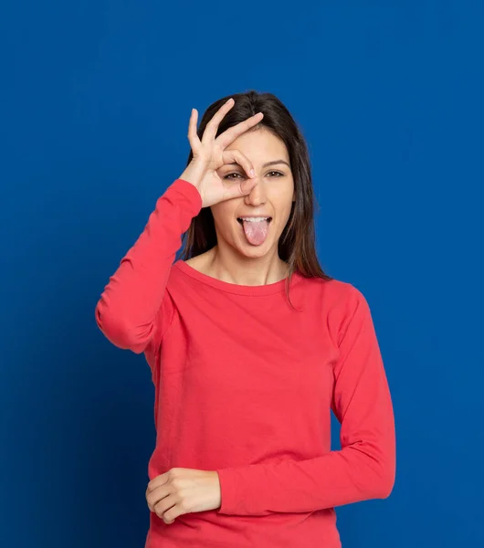 Morena Jovem Mulher Vestindo Uma Camiseta Vermelha Fundo Azul — Fotografia de Stock