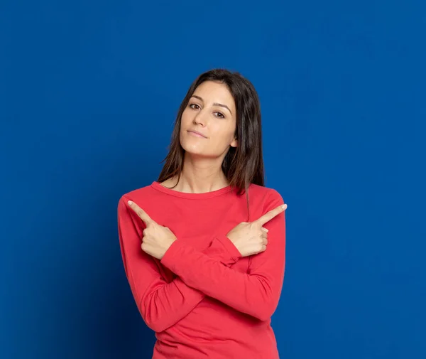 Brunette Jonge Vrouw Draagt Een Rood Shirt Een Blauwe Achtergrond — Stockfoto