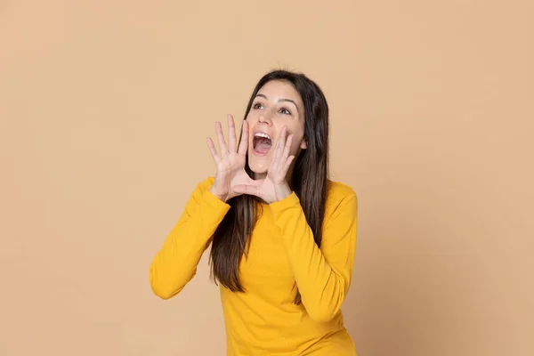 Runette Mujer Joven Con Una Camiseta Amarilla Sobre Fondo Amarillo —  Fotos de Stock