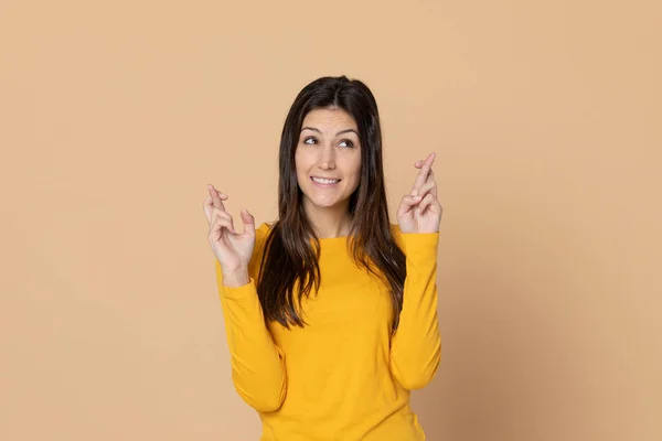 Jovem Morena Vestindo Uma Camiseta Amarela Fundo Amarelo — Fotografia de Stock