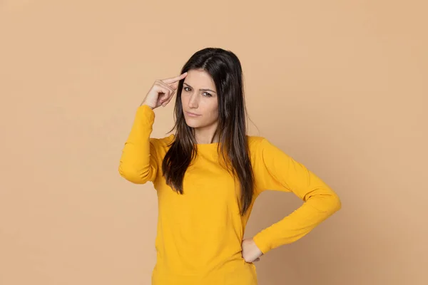 Jovem Morena Vestindo Uma Camiseta Amarela Fundo Amarelo — Fotografia de Stock