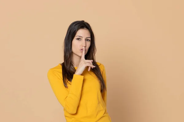 Morena Mujer Joven Con Una Camiseta Amarilla Sobre Fondo Amarillo — Foto de Stock