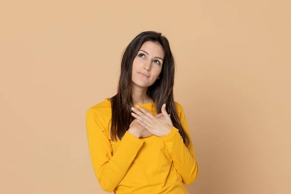 Jovem Morena Vestindo Uma Camiseta Amarela Fundo Amarelo — Fotografia de Stock