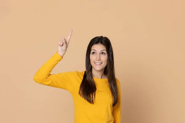 Runette Jovem Mulher Vestindo Uma Camiseta Amarela Fundo Amarelo — Fotografia de Stock