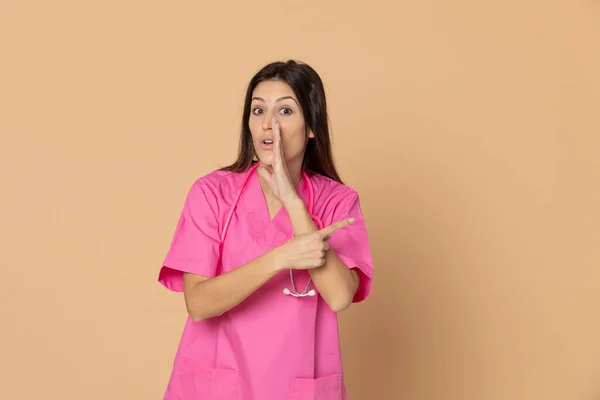 Jovem Médico Com Uniforme Rosa Fundo Azul — Fotografia de Stock