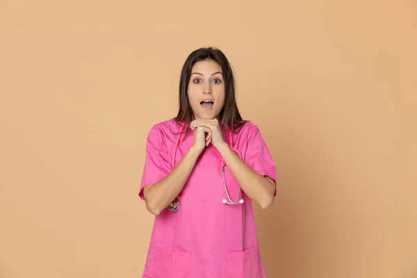 Jovem Médico Com Uniforme Rosa Fundo Azul — Fotografia de Stock