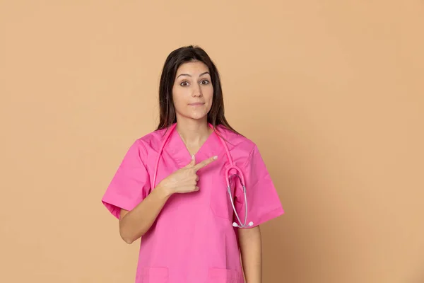 Ung Läkare Med Rosa Uniform Blå Bakgrund — Stockfoto