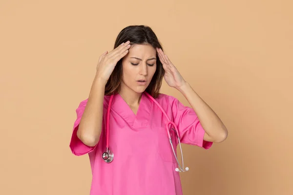 Jovem Médico Com Uniforme Rosa Fundo Azul — Fotografia de Stock