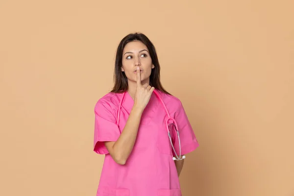 Médico Joven Con Uniforme Rosa Sobre Fondo Azul —  Fotos de Stock