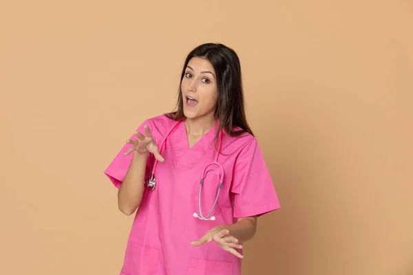 Jovem Médico Com Uniforme Rosa Fundo Azul — Fotografia de Stock