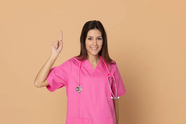 Ung Läkare Med Rosa Uniform Blå Bakgrund — Stockfoto