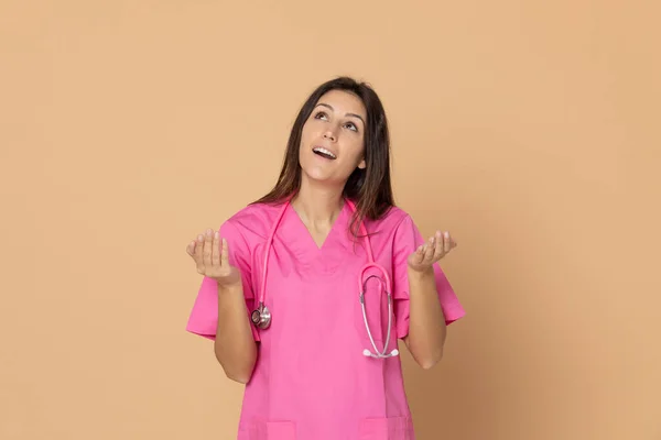 Mladý Lékař Růžovou Uniformou Modrém Pozadí — Stock fotografie