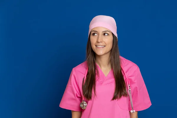 Runette Mujer Joven Con Una Camiseta Amarilla Sobre Fondo Amarillo — Foto de Stock