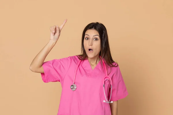 Ung Läkare Med Rosa Uniform Blå Bakgrund — Stockfoto