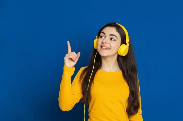 Menina Morena Usando Camisa Amarela Fundo Azul — Fotografia de Stock