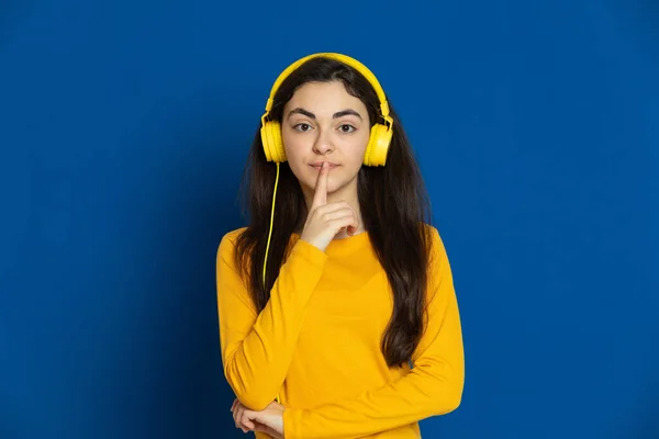 Chica Joven Morena Con Jersey Amarillo Sobre Fondo Azul —  Fotos de Stock