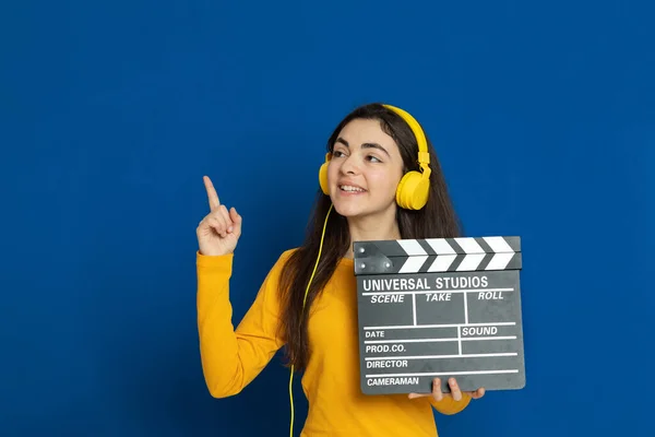 Chica Joven Morena Con Jersey Amarillo Sobre Fondo Azul — Foto de Stock