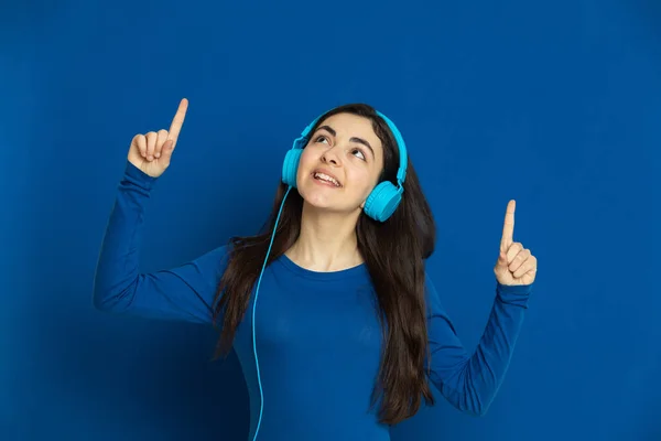 Brunette Young Girl Wearing Blue Jersey Blue Background — Stock Photo, Image